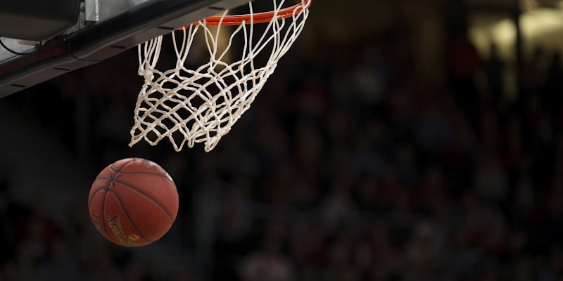 NBA季后赛湖人队与勇士队球员争抢篮板的瞬间